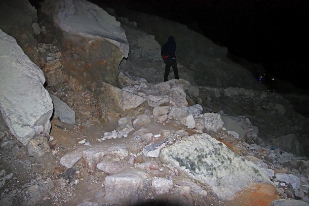 Nuit sur le volcan Ijen, Indonésie