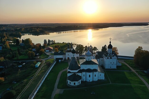 nuit de vologda kremlin, paysage panoramique du soir, vue aérienne depuis un drone, architecture russie cathédrale et église