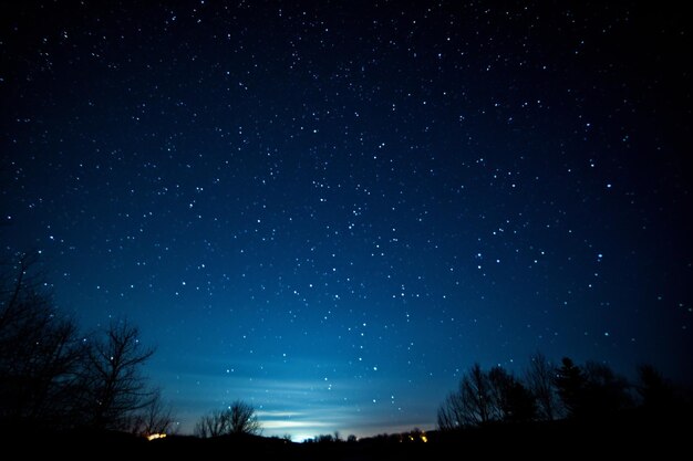 Les nuits embrassent Le ciel nocturne plein d'étoiles scintillantes