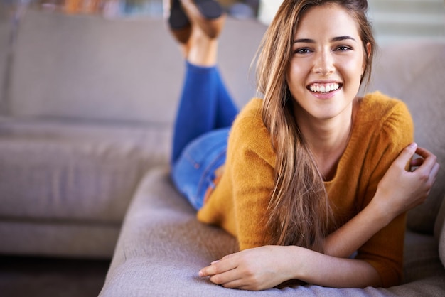 Nulle part plus relaxant que sur le canapé Portrait d'une belle jeune femme allongée sur un canapé à la maison