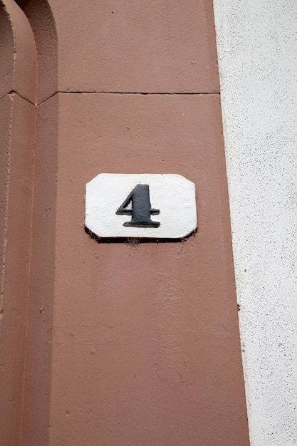 Numbe Four sur mur de pierre