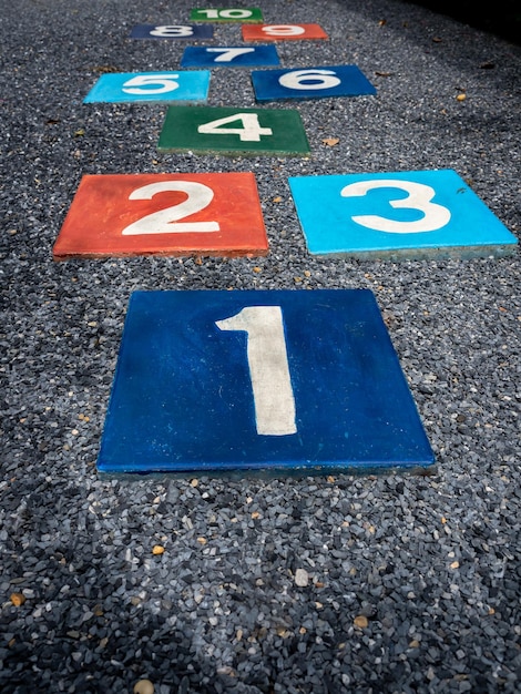 Numéro 1 sur la marelle multicolore sur le sol asphalté dans l'aire de jeux pour enfants avec personne à l'extérieur des activités de jeu pour les enfants de style vertical Concept de croissance et d'éducation