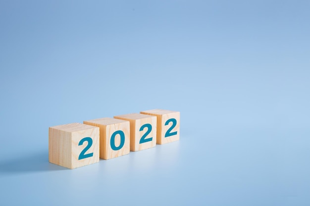 Numéro 2022 sur bloc de bois sur fond bleu