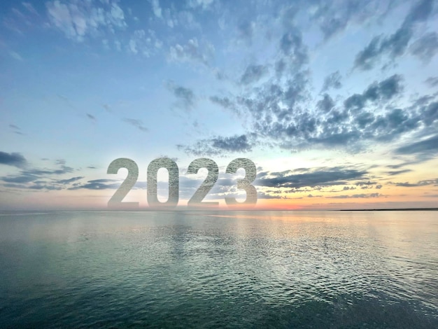 Un numéro 2023 à l'horizon de l'océan comme signe de la nouvelle année