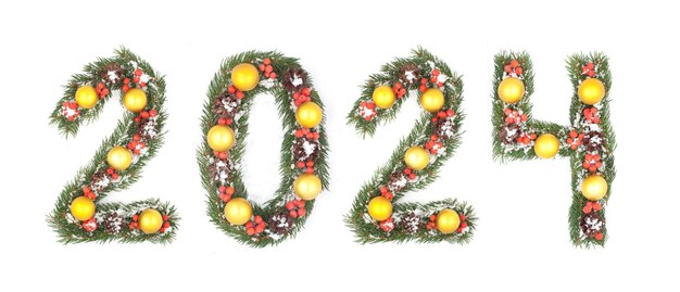 Numéro 2024 écrit par des branches d'arbres de Noël isolées sur un fond blanc.