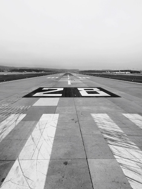 Numéro 28 sur la piste de l'aéroport de Zurich