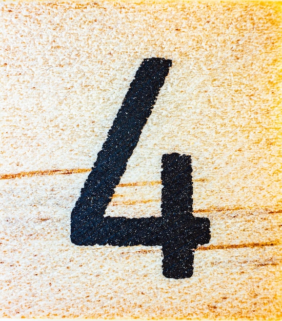 Numéro 4 gravé au laser sur bois de balsa macro gros plan détail de texture