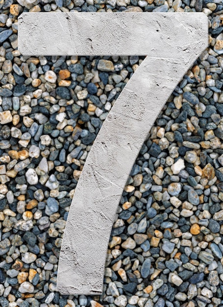 Numéro 7 avec texture béton sur fond de pierres