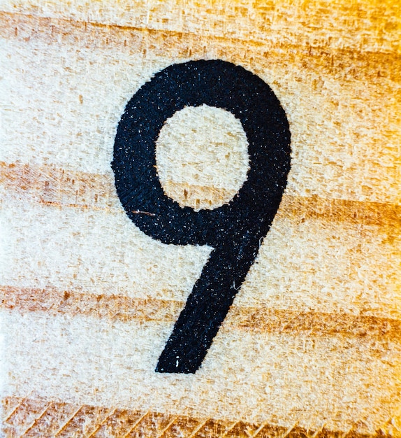 Numéro 9 gravé au laser sur bois de balsa macro gros plan détail de texture