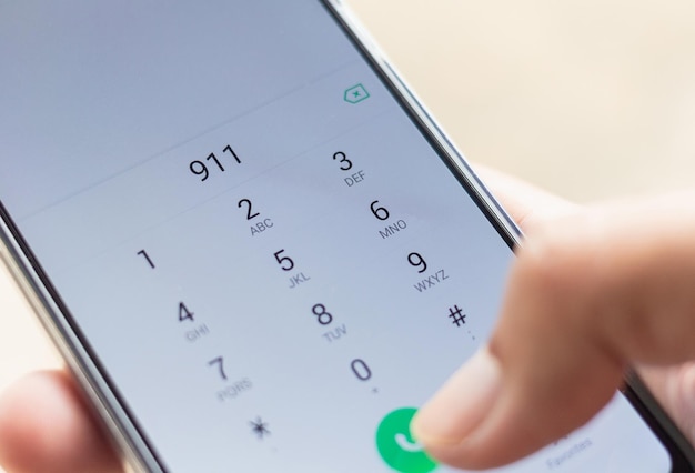 Numéro d'appel à la main coupé dans le téléphone portable