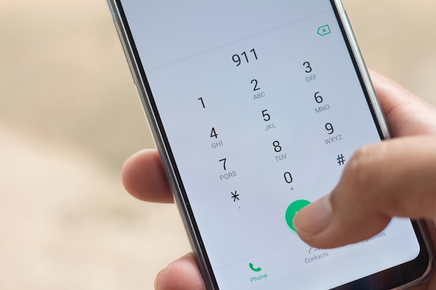 Numéro d'appel à la main coupé dans le téléphone portable
