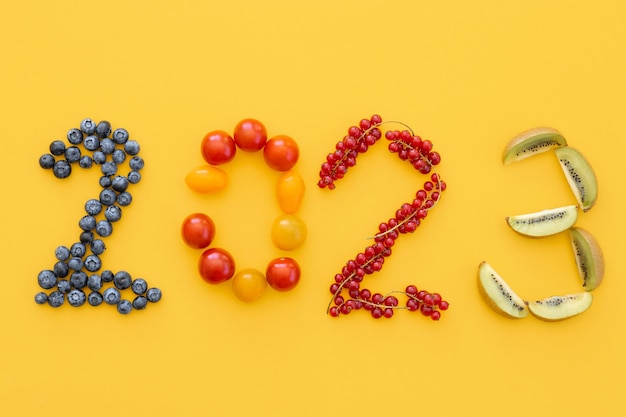 Numéro de bonne année 2023 composé de fruits et de baies