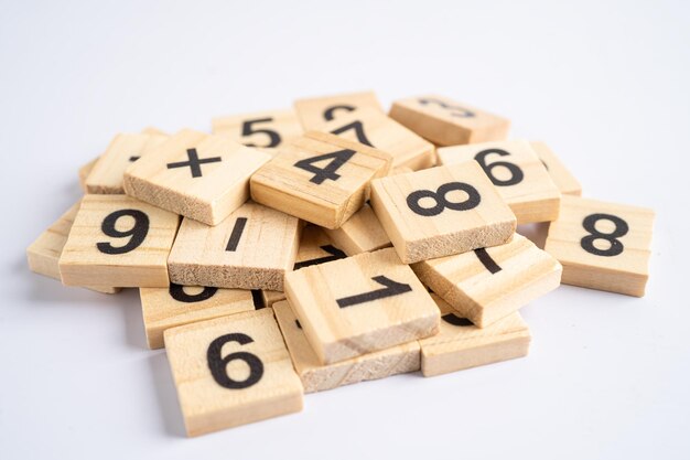 Numéro de mathématiques en bois sur fond blanc étude de l'éducation apprentissage des mathématiques concept d'enseignement