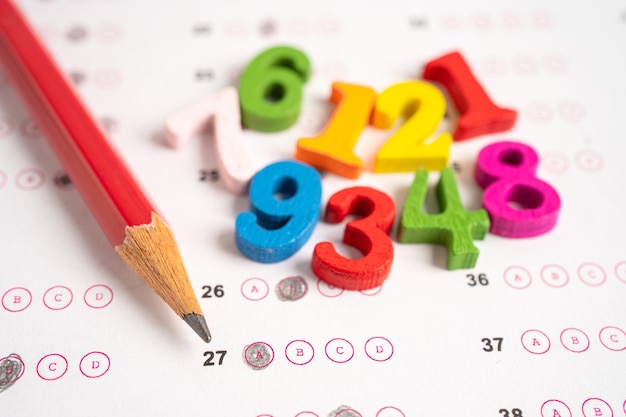 Photo numéro de mathématiques et crayon sur la feuille de réponse éducation étude test apprentissage concept d'enseignement