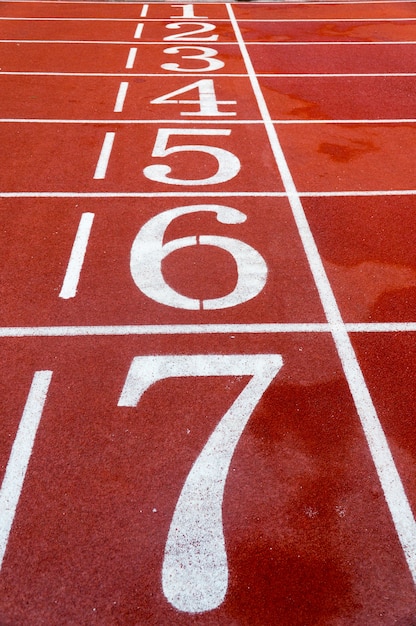 Numéro sur la piste de course rouge.