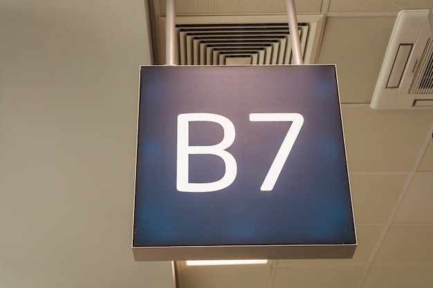 Numéro de porte de l'aéroport. pour les passagers en classe affaires et en classe économique.