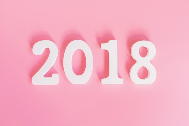 Numéro de vue de dessus de 2018 pour la nouvelle année sur la couleur pastel rose.