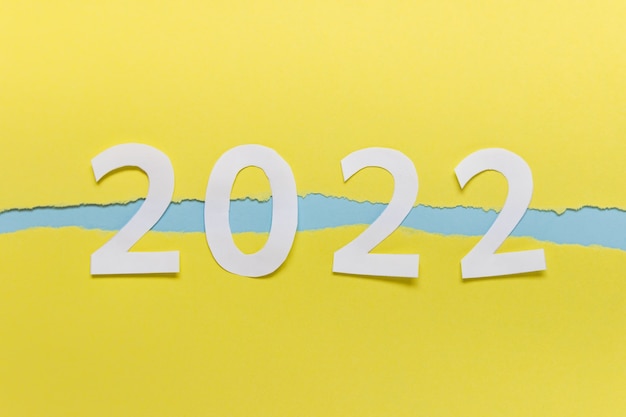 Photo numéros de l'année 2022 sur papier de couleur avec bords déchirés