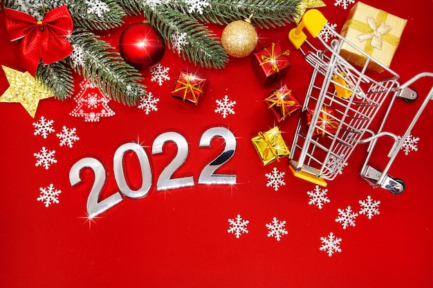 numéros d'argent 2022 sur fond rouge avec des décorations de Noël et des flocons de neige