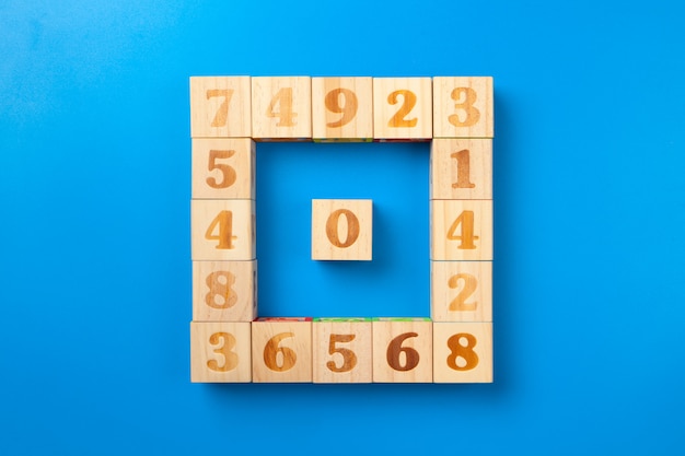 Numéros, blocs en bois alphabet coloré sur bleu, plat poser, vue de dessus,