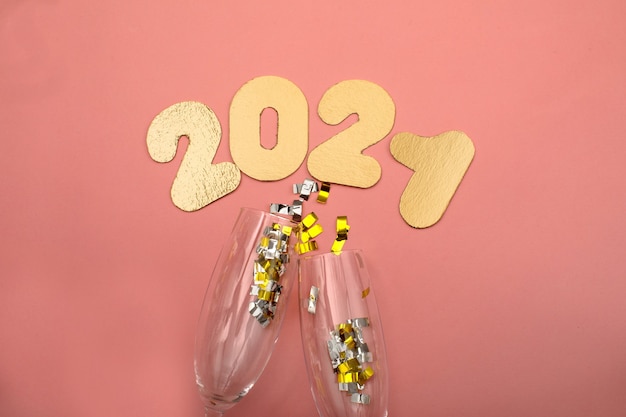 Numéros d'or 2021 sur fond rose. Célébration du nouvel an