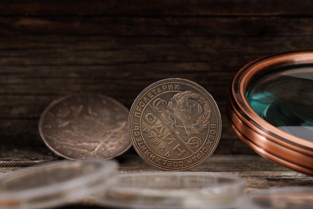 Numismatique Anciennes pièces de collection sur la table