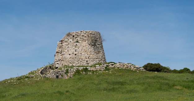 Photo nuraghe d'is paras à isili dans le centre de la sardaigne avec sa pierre blanche caractéristique