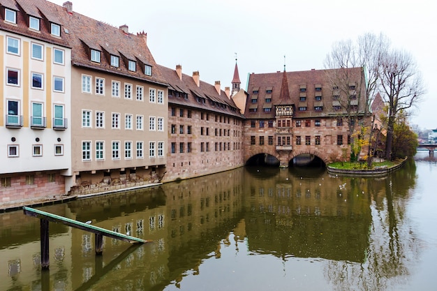 Photo nurnberg landmark, heilig-geist-spital ou hospice du saint-esprit en automne