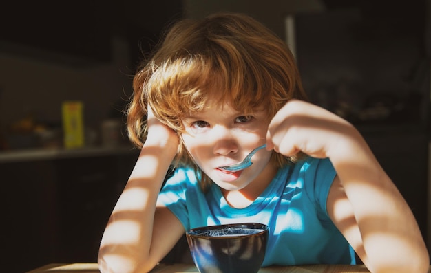 Nutrition des enfants Habitudes alimentaires saines Nourriture pour les enfants à la maison Le garçon mange le petit déjeuner à la cuisine