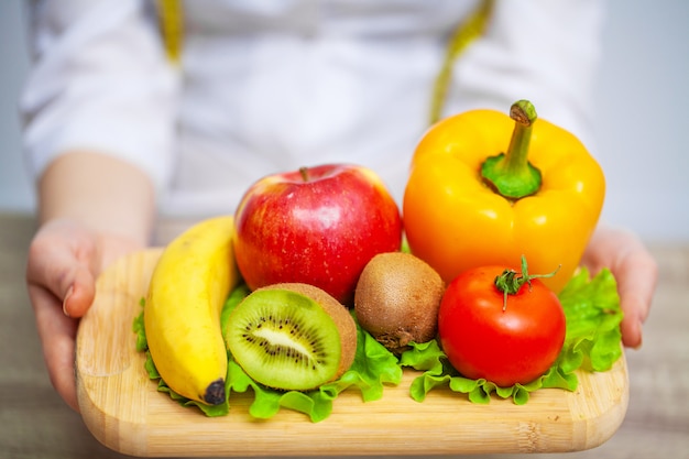 Nutritionniste détenant des fruits et légumes frais pour une alimentation saine