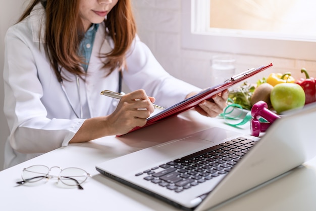 Nutritionniste donnant une consultation au patient avec des fruits et légumes sains, bonne nutrition et concept de régime