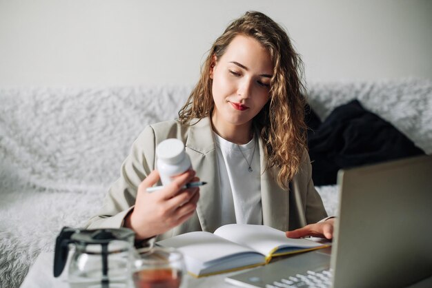 Nutritionniste écrivant un article sur les effets de la carence en suppléments sur la santé humaine