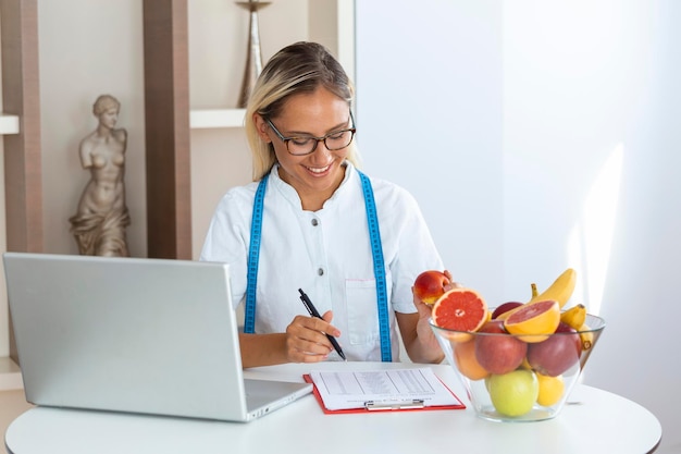 Nutritionniste féminine donnant des consultations au patient Faire un plan de régime