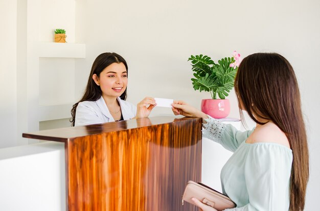 Nutritionniste souriante dans son bureau