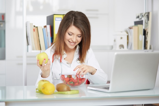 Nutritionniste travaillant dans son studio