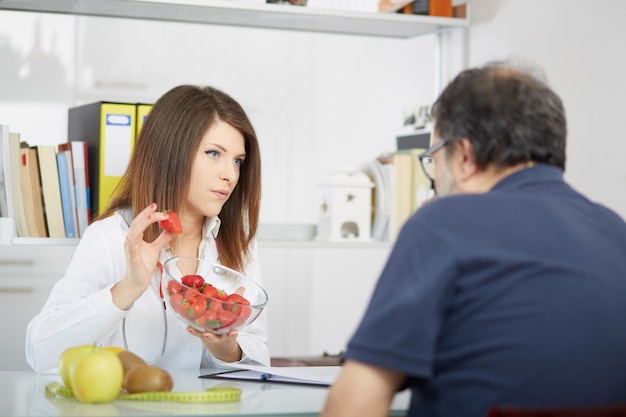 Nutritionniste Travaillant Dans Son Studio