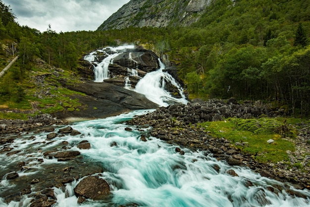 Nyastolfossen tombe deuxième en cascade de quatre chutes d'eau dans la vallée de Husedalen Norvège Kinsarvik