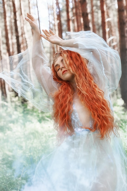 Nymphe de forêt belle femme rousse en robe bleue