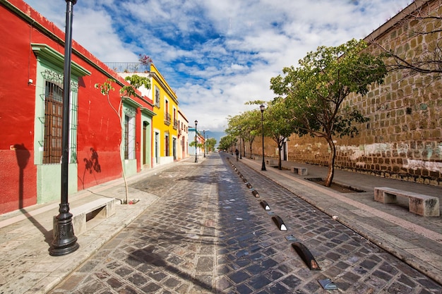 Oaxaca Rues pittoresques de la vieille ville et bâtiments coloniaux colorés dans le centre-ville historique