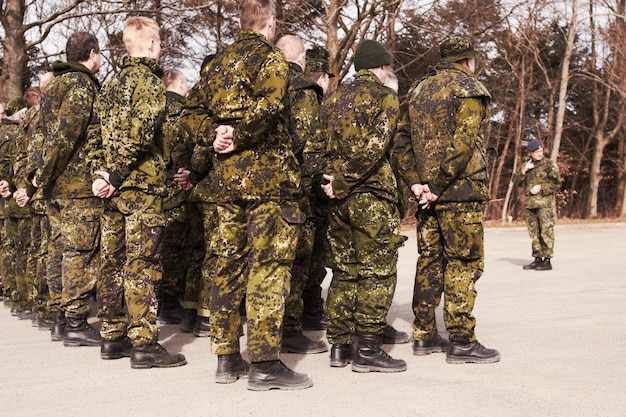 Obéissant à leur supérieur Un groupe de soldats au garde-à-vous