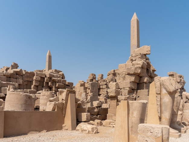 L'obélisque de la reine Hatshepsut dans l'enceinte du temple d'Amon à Karnak, en Égypte