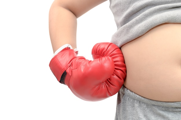 Obèse gros garçon portant des gants de boxe rouges isolés