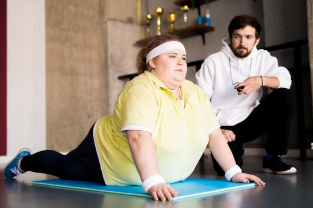 Obèse jeune femme faisant du sport