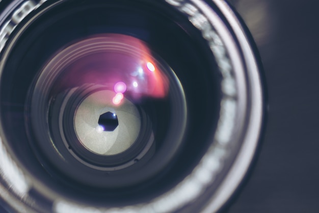 Objectif de l&#39;appareil photo avec des reflets de lentille mise au point sélective