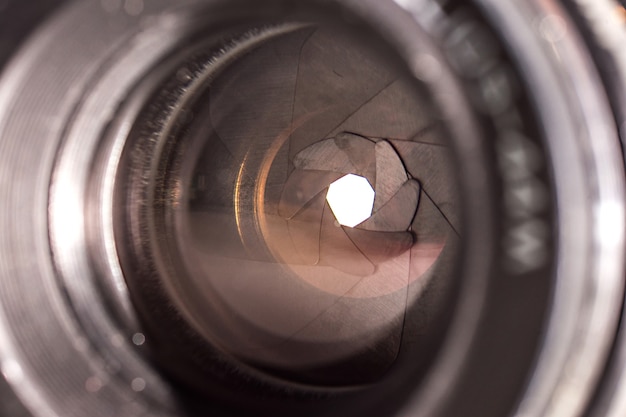 Objectif de l'appareil photo avec reflets de l'objectif.