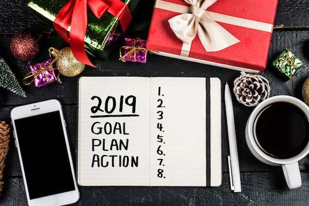 Objectif du nouvel an 2019, plan, texte d&#39;action sur le bloc-notes avec des accessoires de bureau.