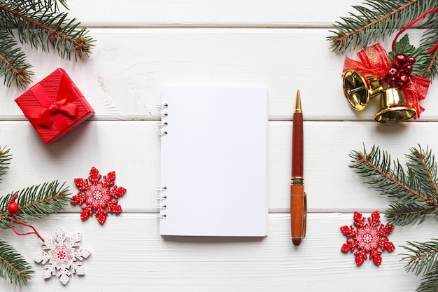 Objectif du nouvel an ou liste de choses à faire table de fête et cahier pour écrire les objectifs ou les résultats de l'année