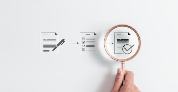 Photo l'objectif de la loupe est d'approuver l'icône du document sur fond blanc pour le flux de travail du processus d'affaires illustrant l'approbation de la direction et le concept d'approbations de projets.