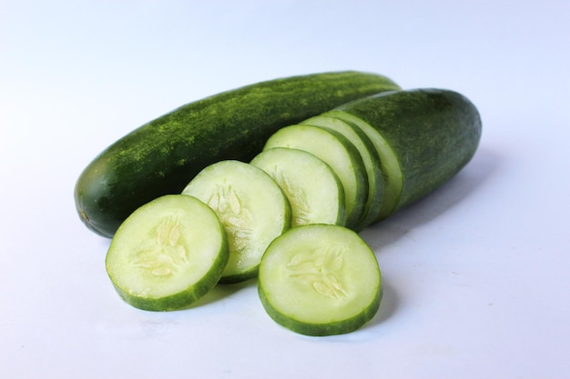 Objet de concombre frais avec fond isolé de légumes tranchés