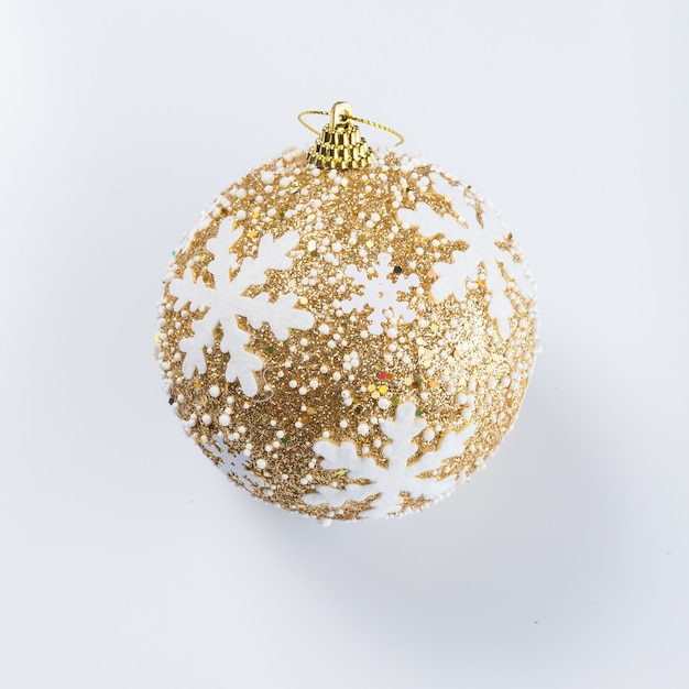 Photo objet de décoration de boule d'or de noël isolé sur fond blanc.